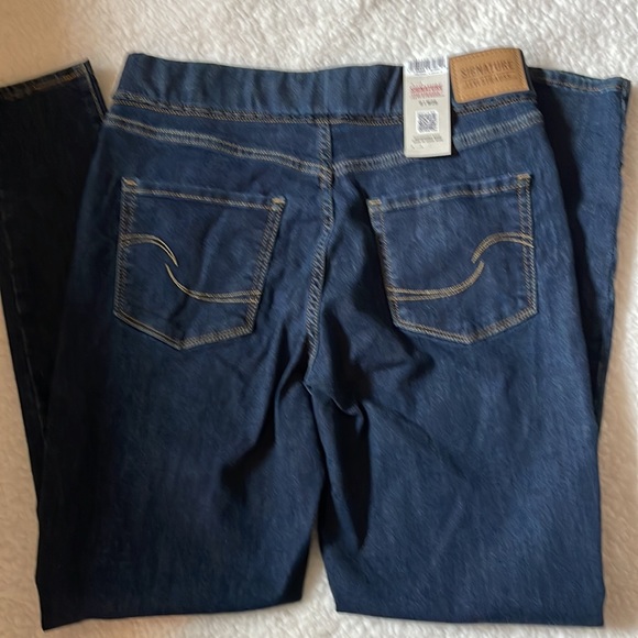 Ladies Signature Levi Stauss super skinny denim jeans. Size 6. - Picture 6 of 9